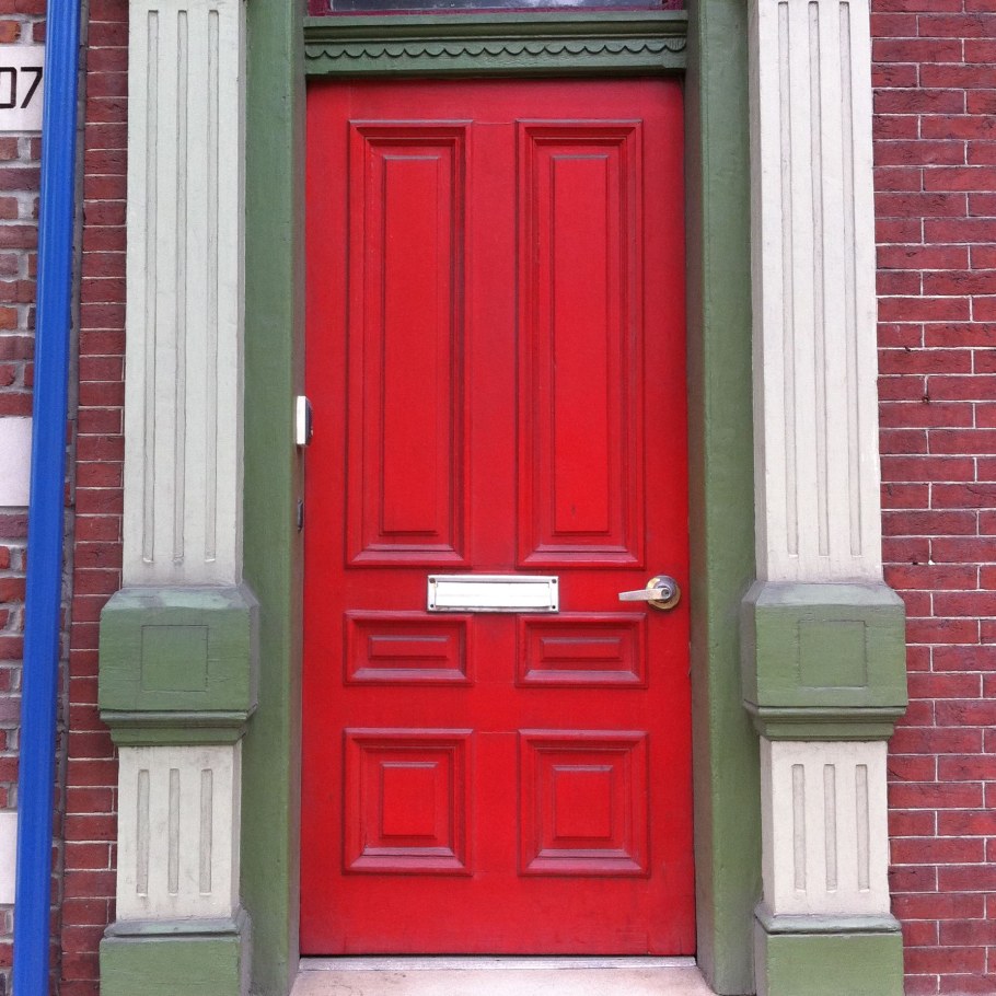 Красная дверь в Шотландии