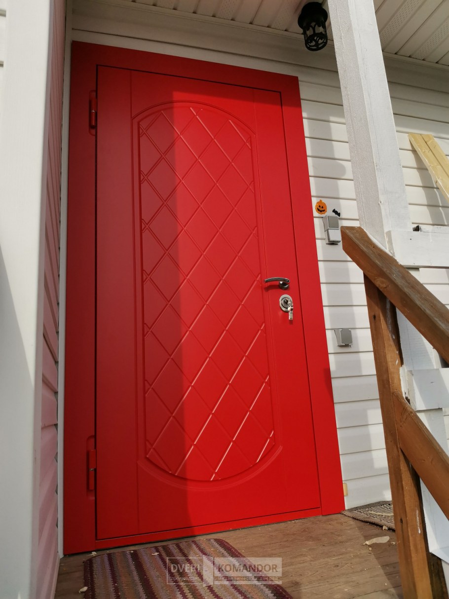 Красная входная дверь в дом