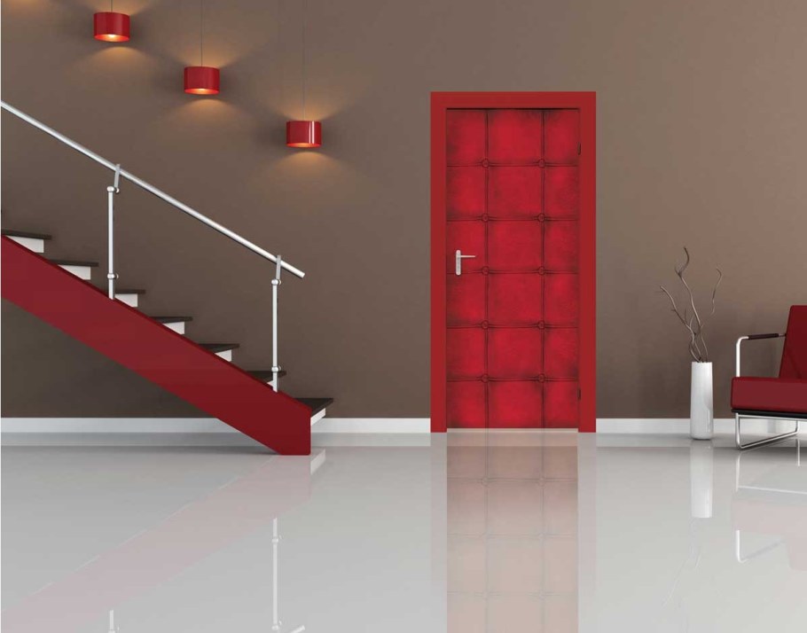 Красная дверь в комнате