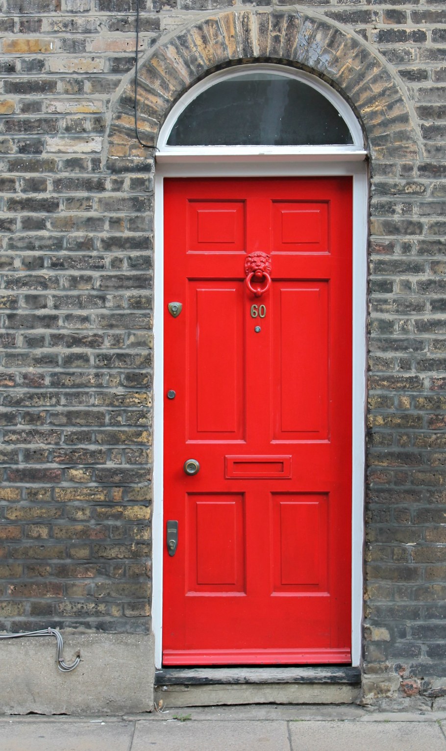 Дверь красная красный