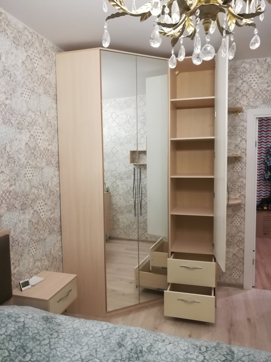 Угловой шкаф в спальню