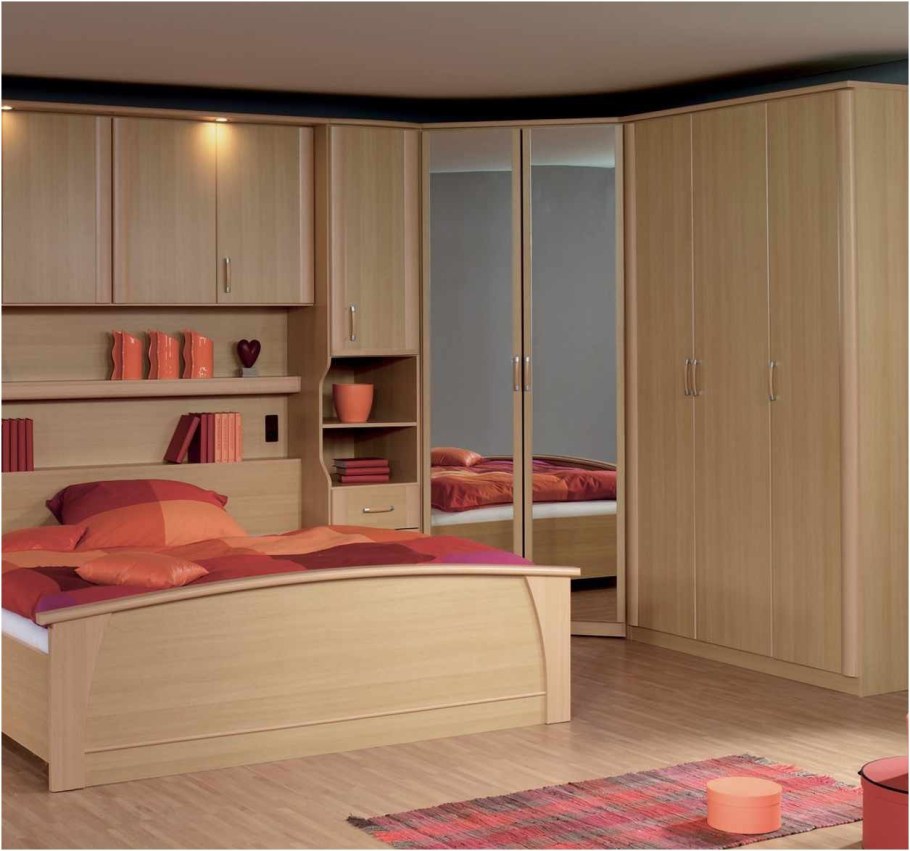 Угловой шкаф в спальню