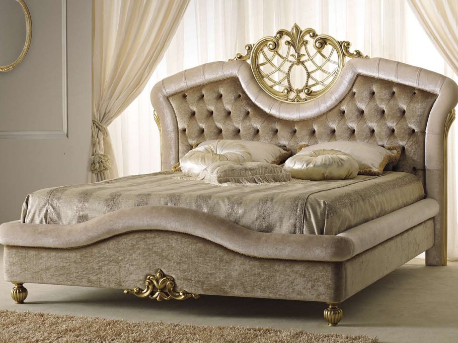 Двуспальная кровать в классическом стиле