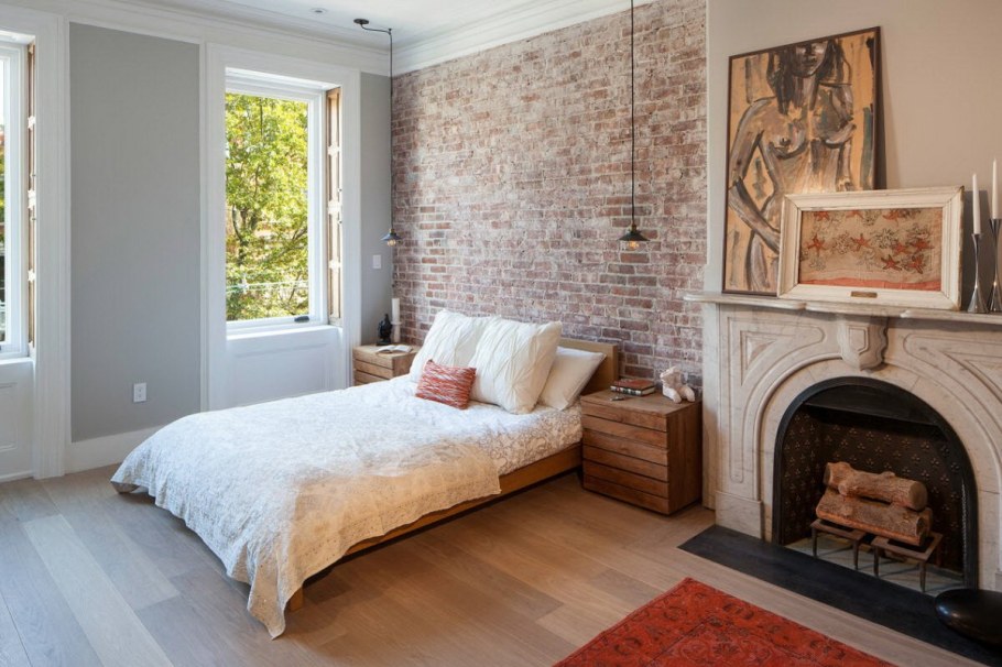 Камень в интерьере спальни