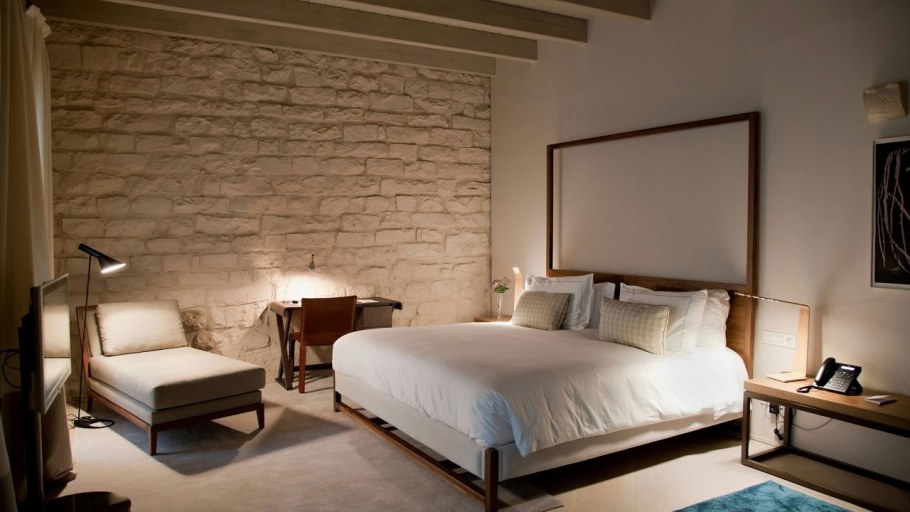 Декоративные каменные панели в спальне