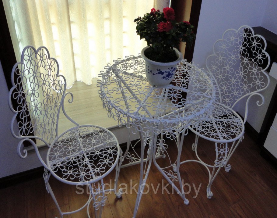 Кованый столик на балкон