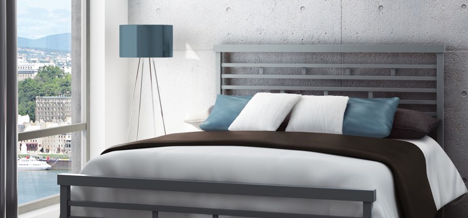 Кровать с металлическим изголовьем