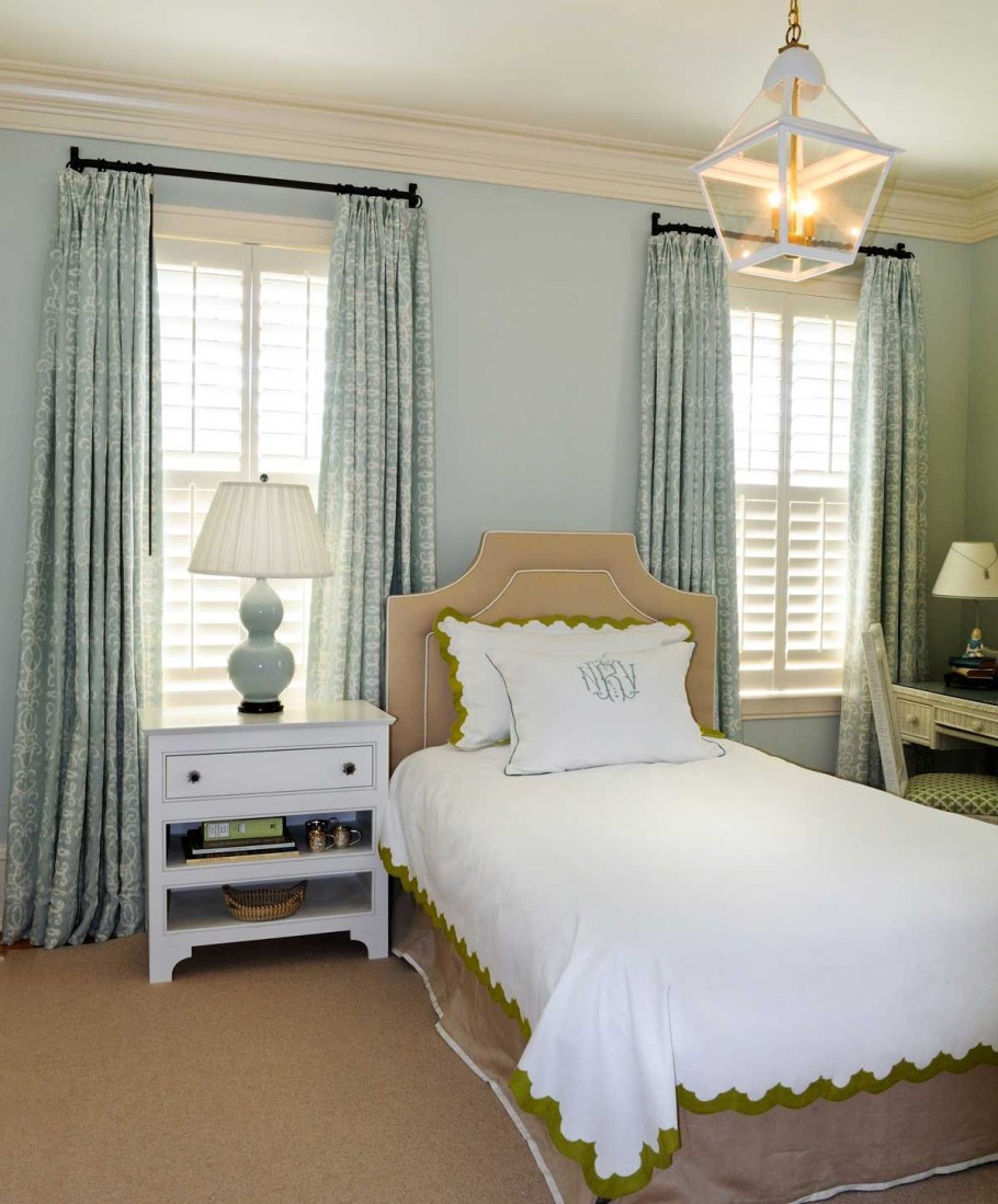 Кровать между окнами