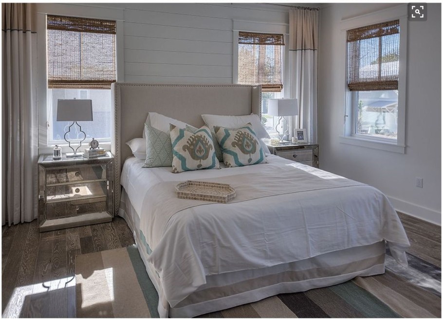 Кровать между двумя окнами