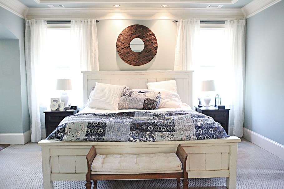 Кровать между окнами