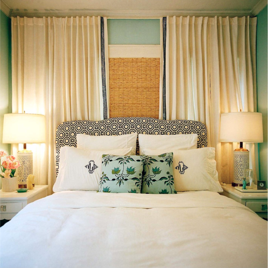 Кровать между окнами