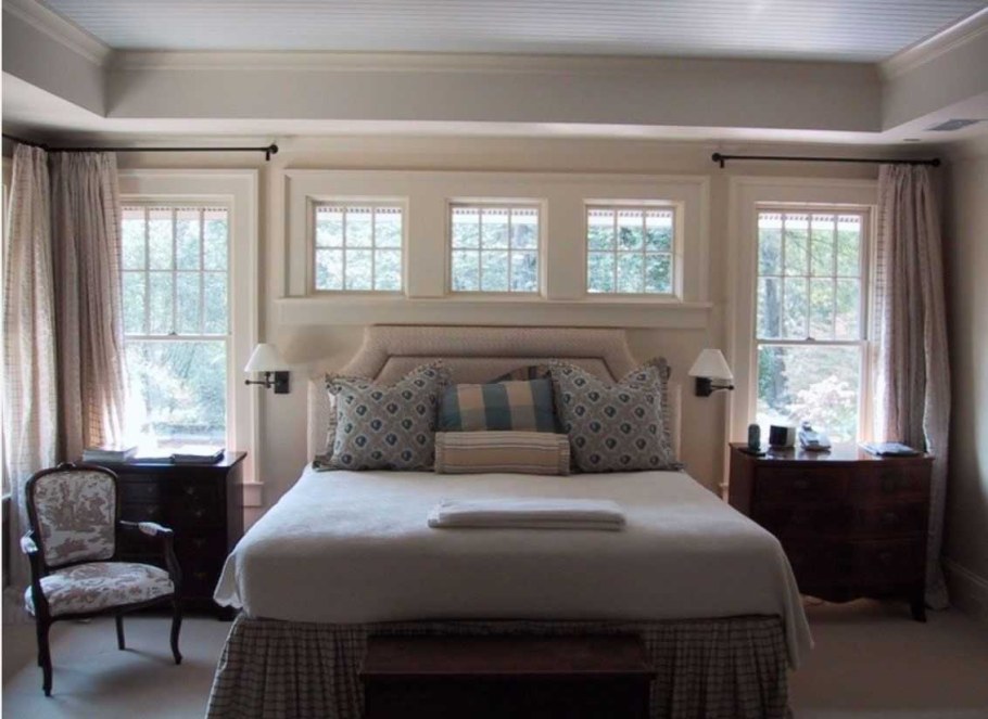 Кровать между двумя окнами