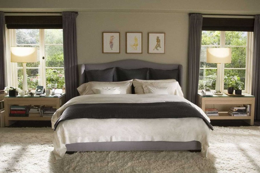 Кровать в спальне с 2 окнами