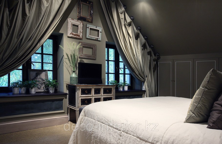 Кровать перед окном