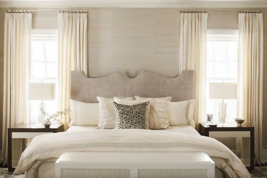 Кровать между двумя окнами