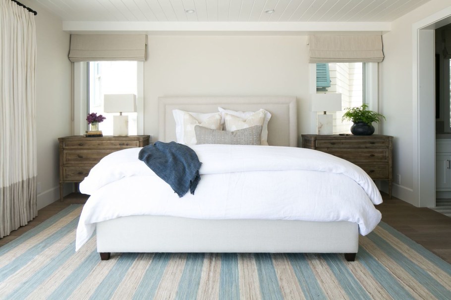 Кровать между 2 окнами