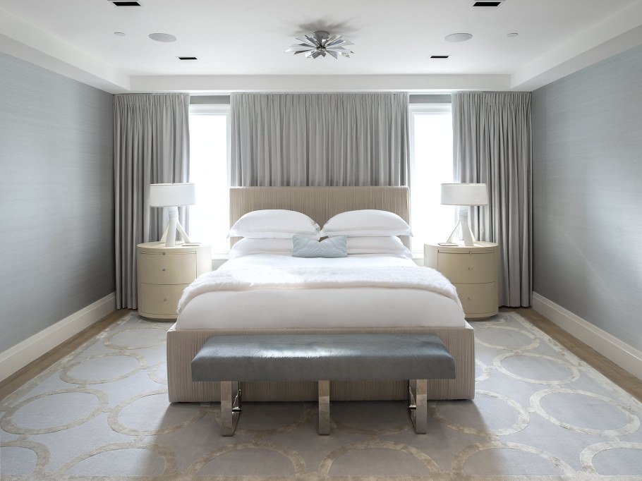 Кровать у окна в спальне