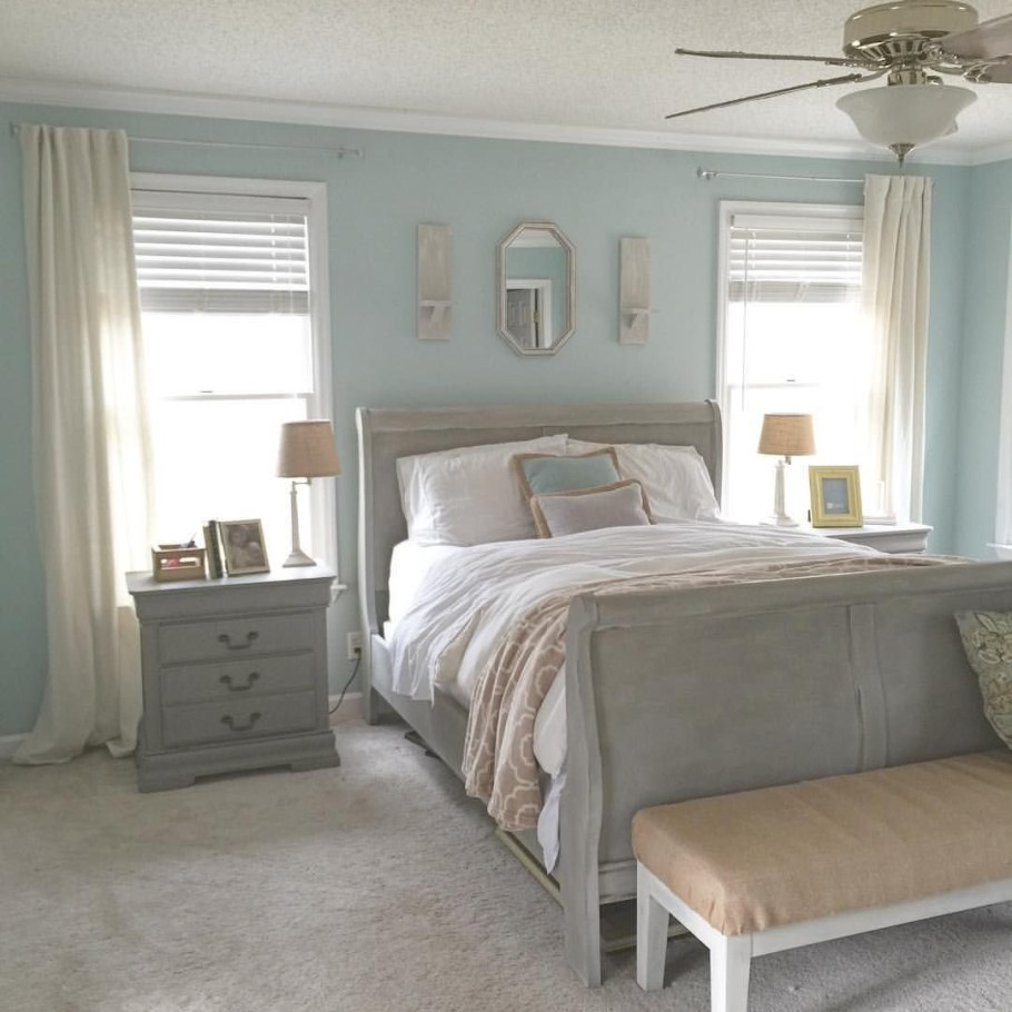 Кровать между окнами