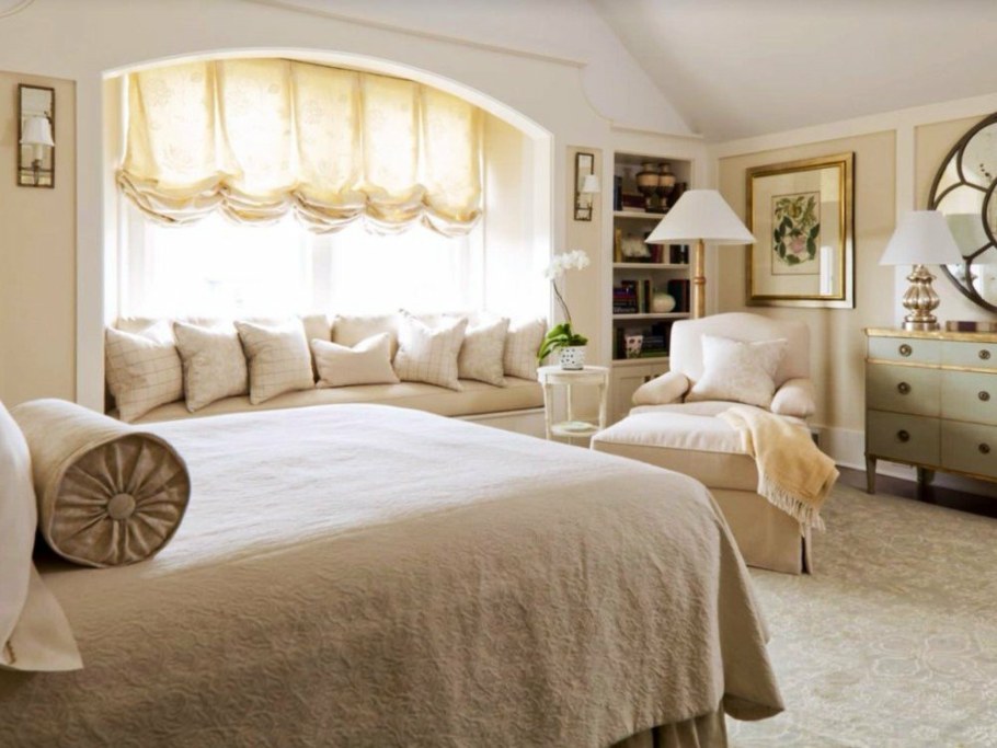 Кровать между двумя окнами