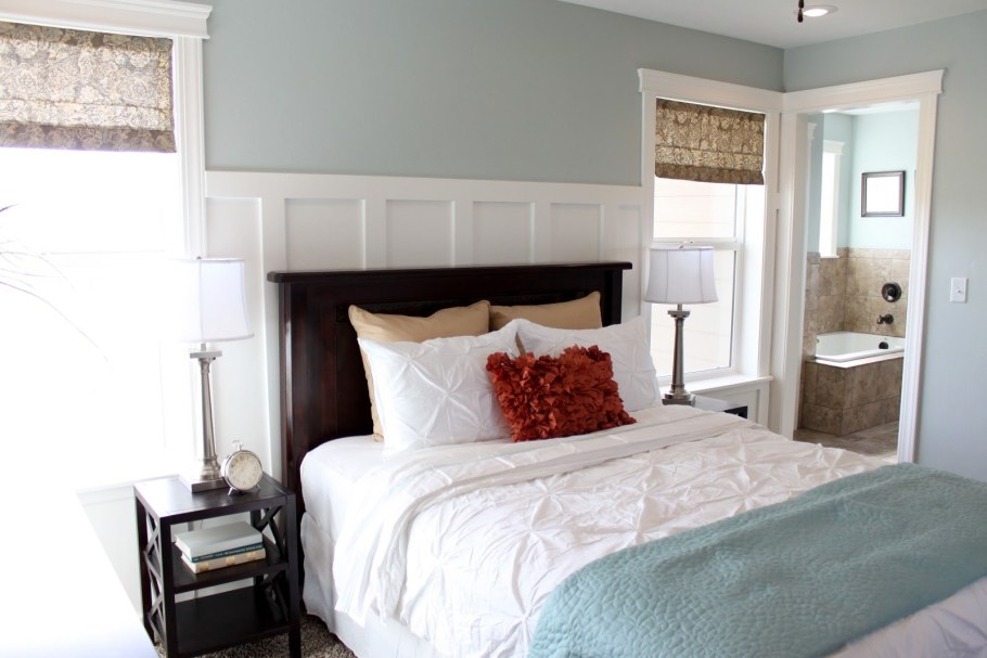 Спальня интерьер кровать между окном