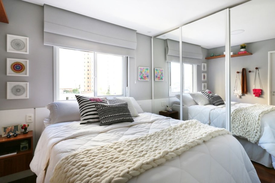 Кровать напротив окна в спальне