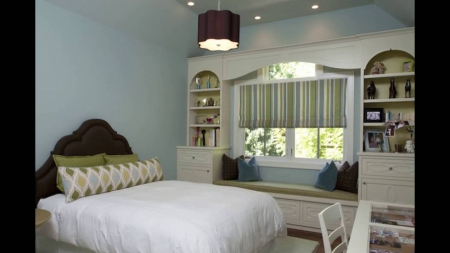 Шкаф около окна в спальне