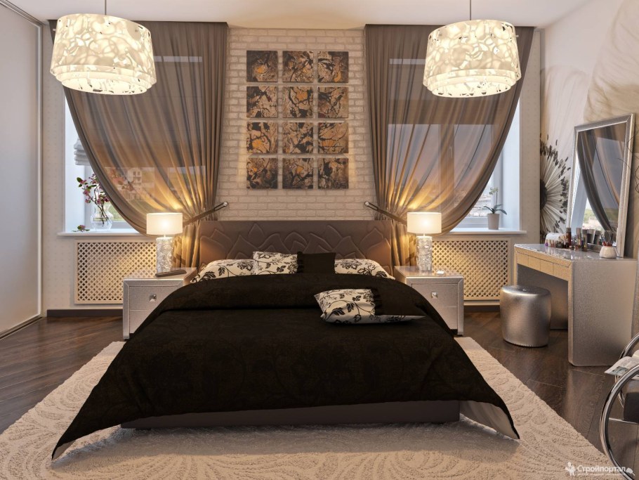 Кровать между двумя окнами