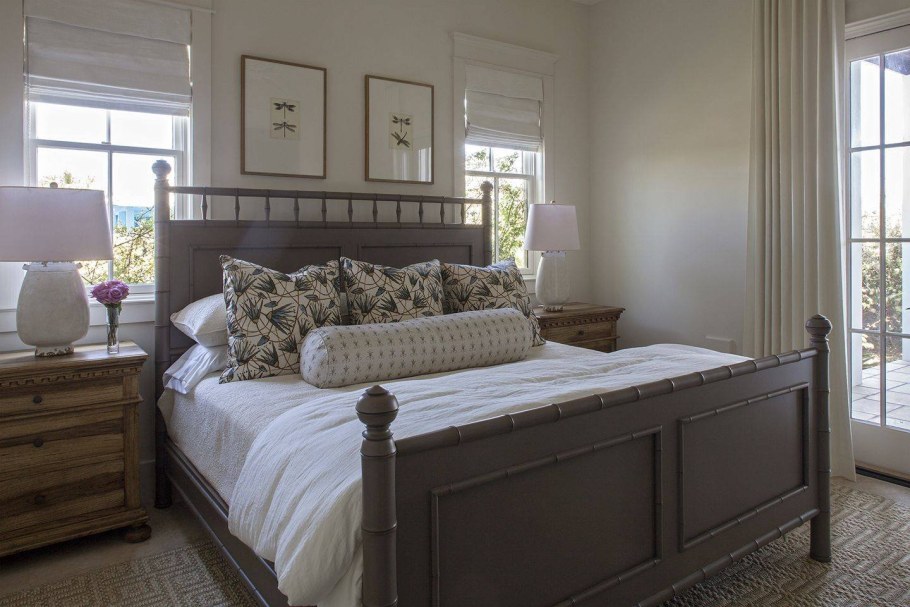 Окно над изголовьем кровати