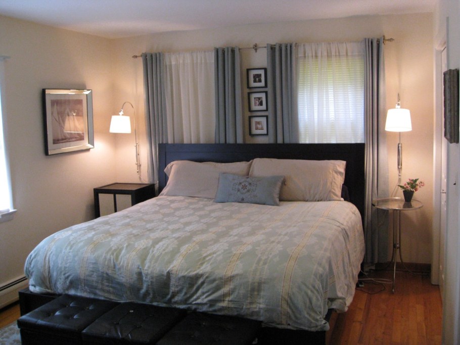 Светильники у окон в спальной