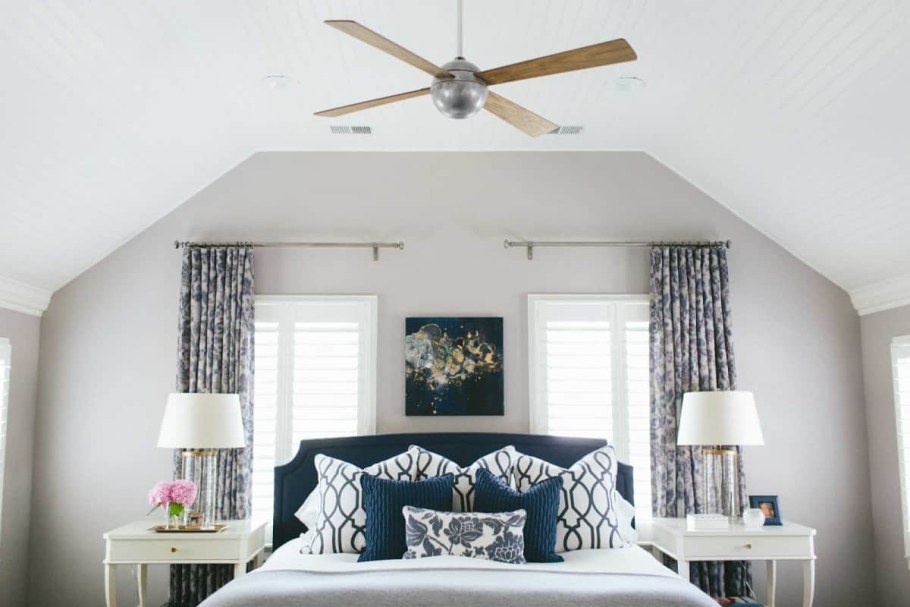 Кровать между окнами