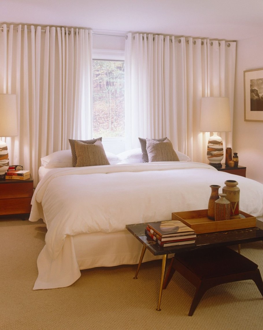 Изголовье кровати у окна в спальне