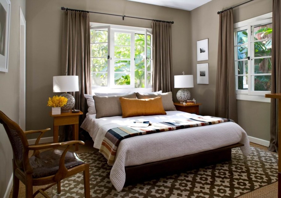 Интерьер спальни с двумя окнами