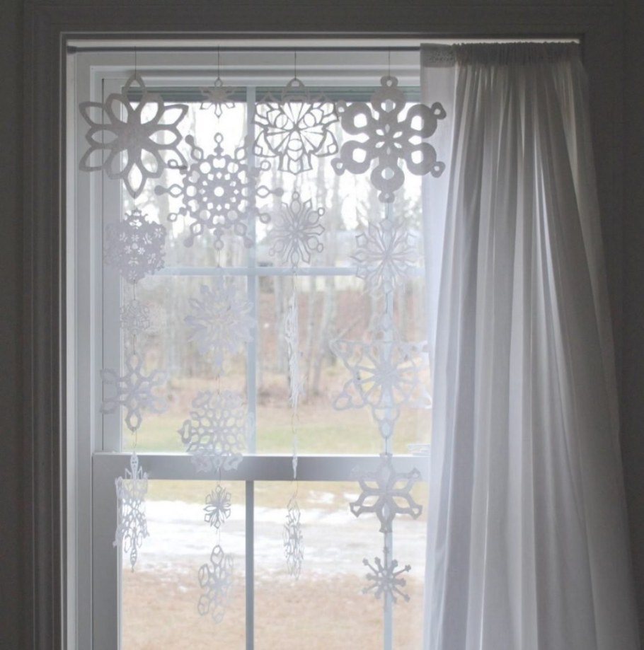 Шторки из снежинок на окне
