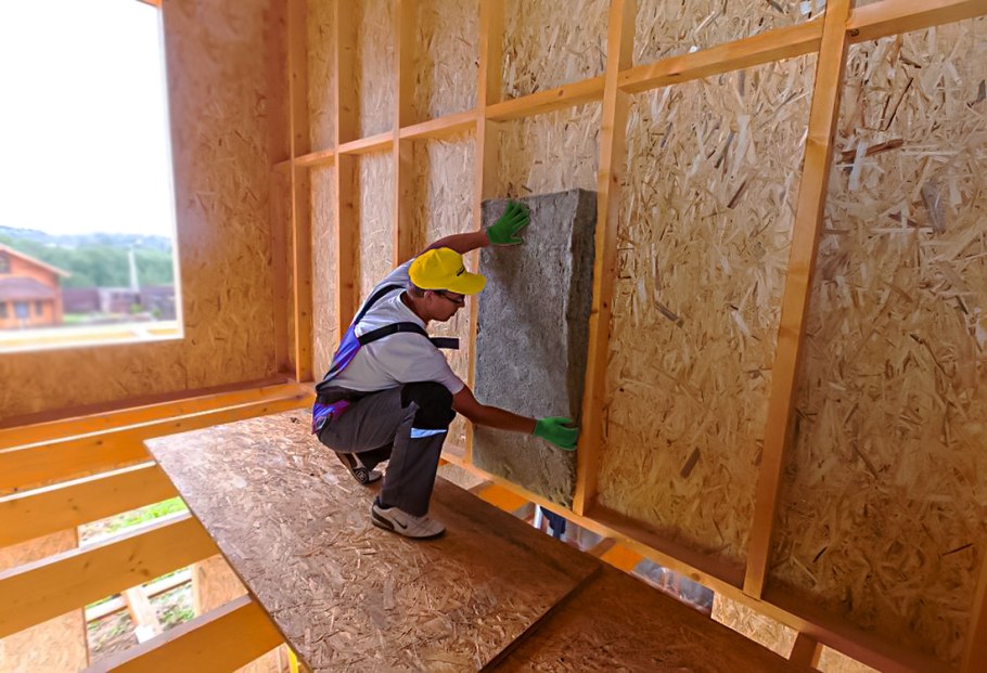 Утеплитель в каркасном доме