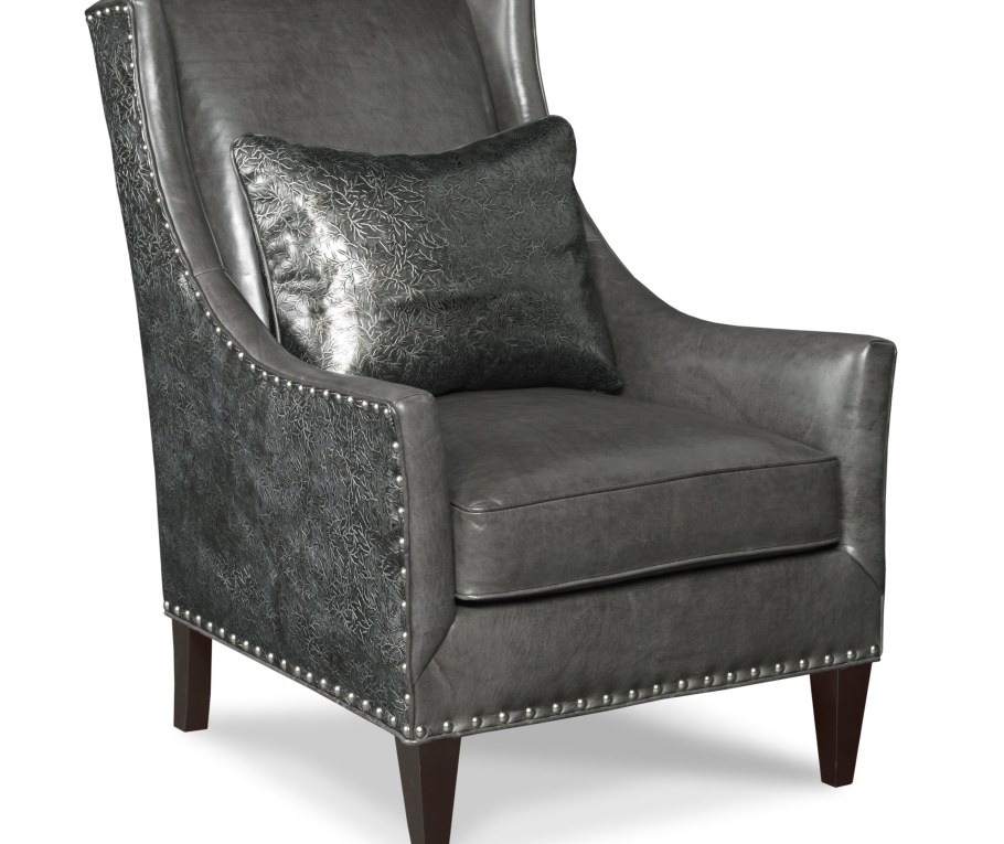 Кожаное кресло с гвоздиками