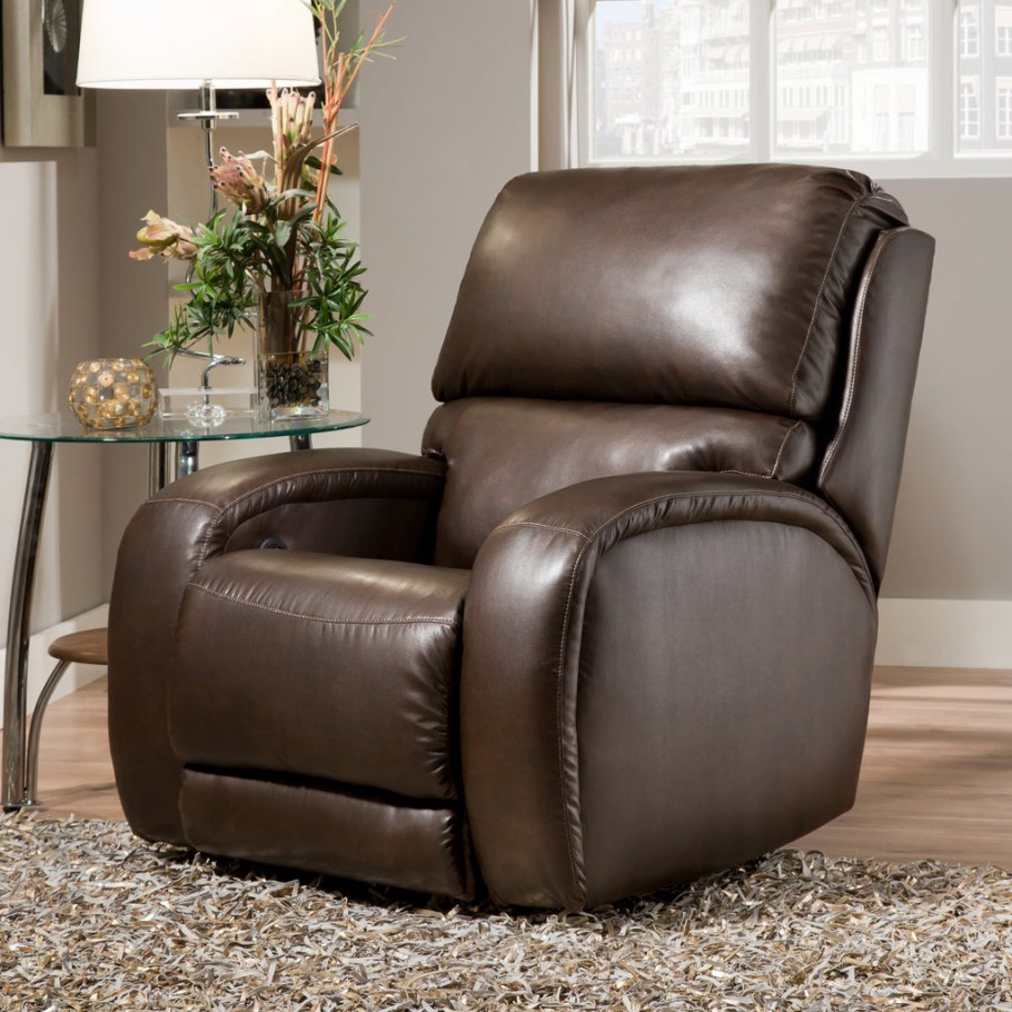 Кожаный реклайнер в интерьере