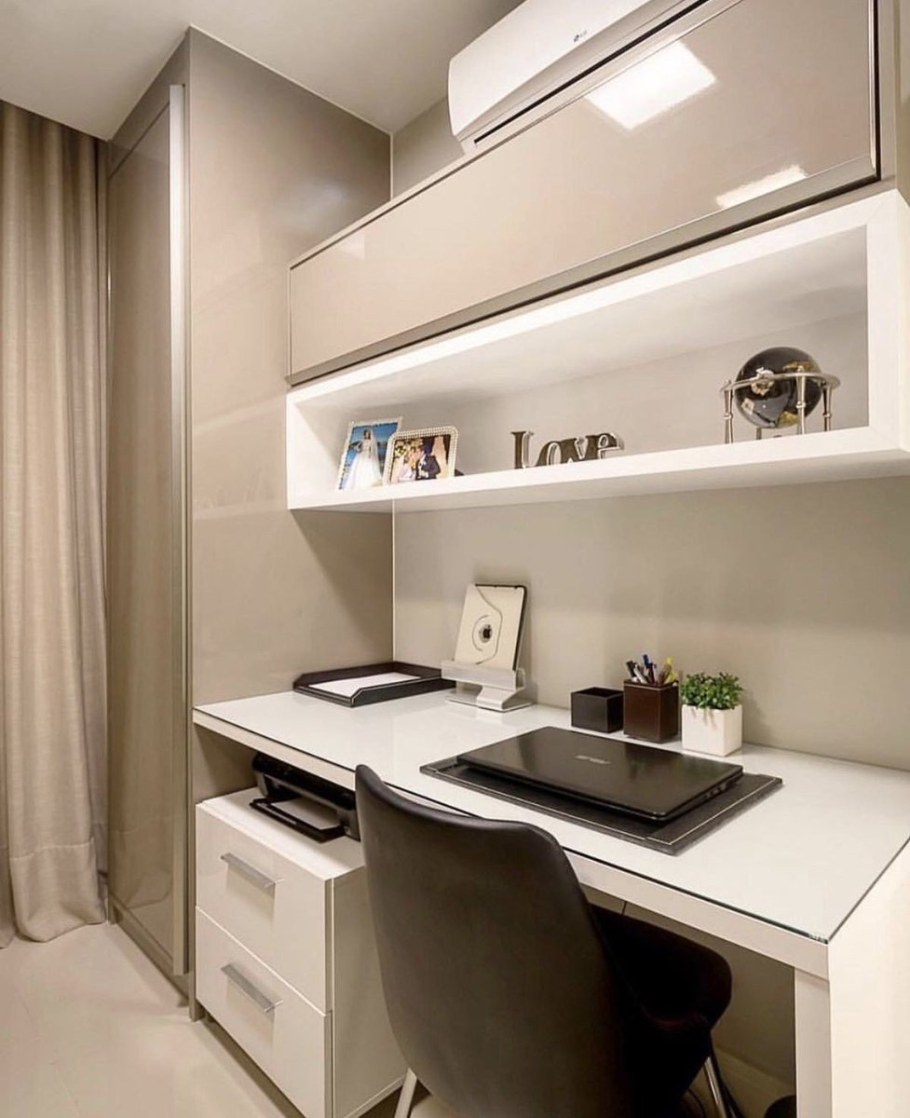 Рабочее место в спальне 11 кв