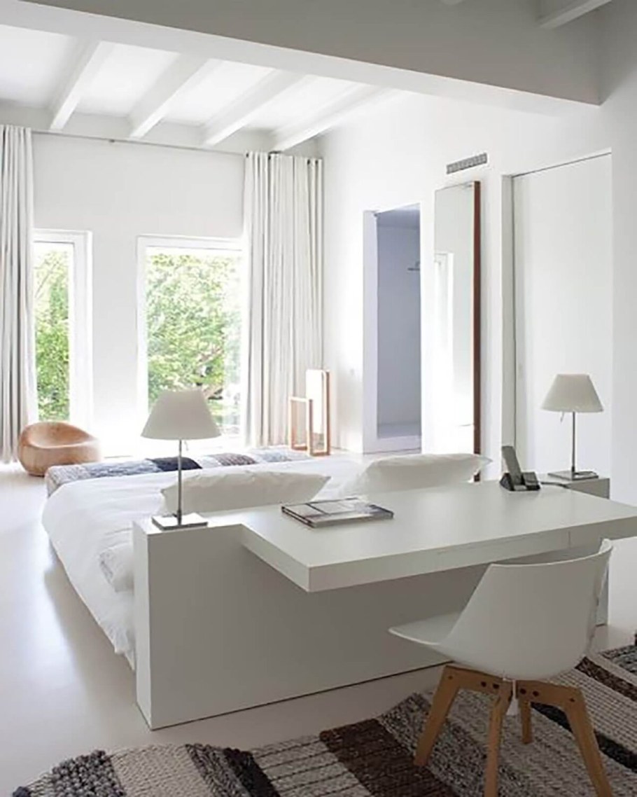 Компьютерный стол в спальне