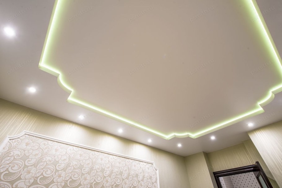 Уровневый потолок с подсветкой