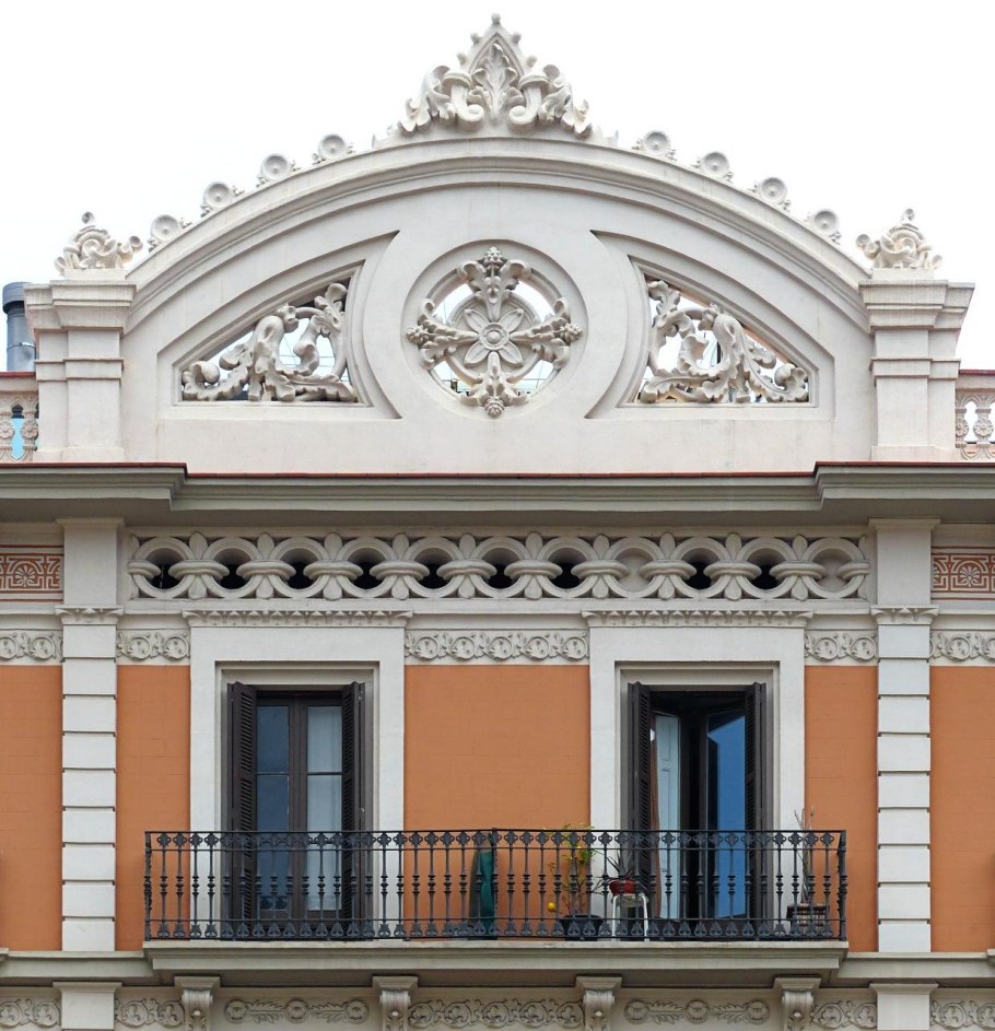 Фронтон Ампир