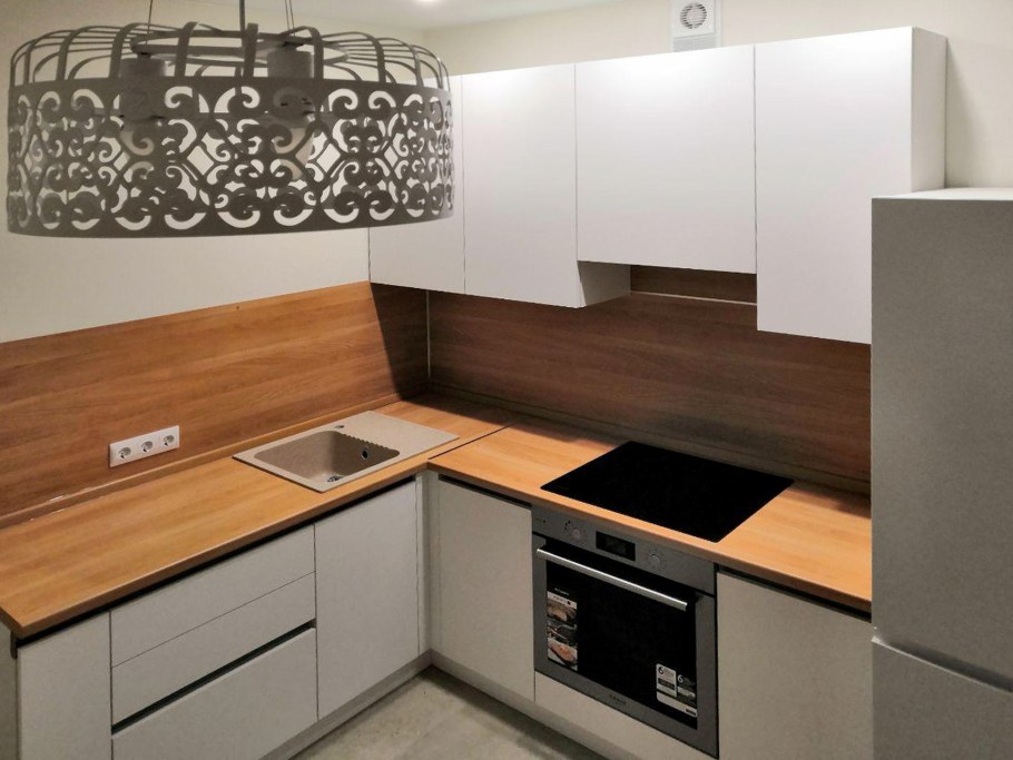 Кухня капучино со столешницей под дерево