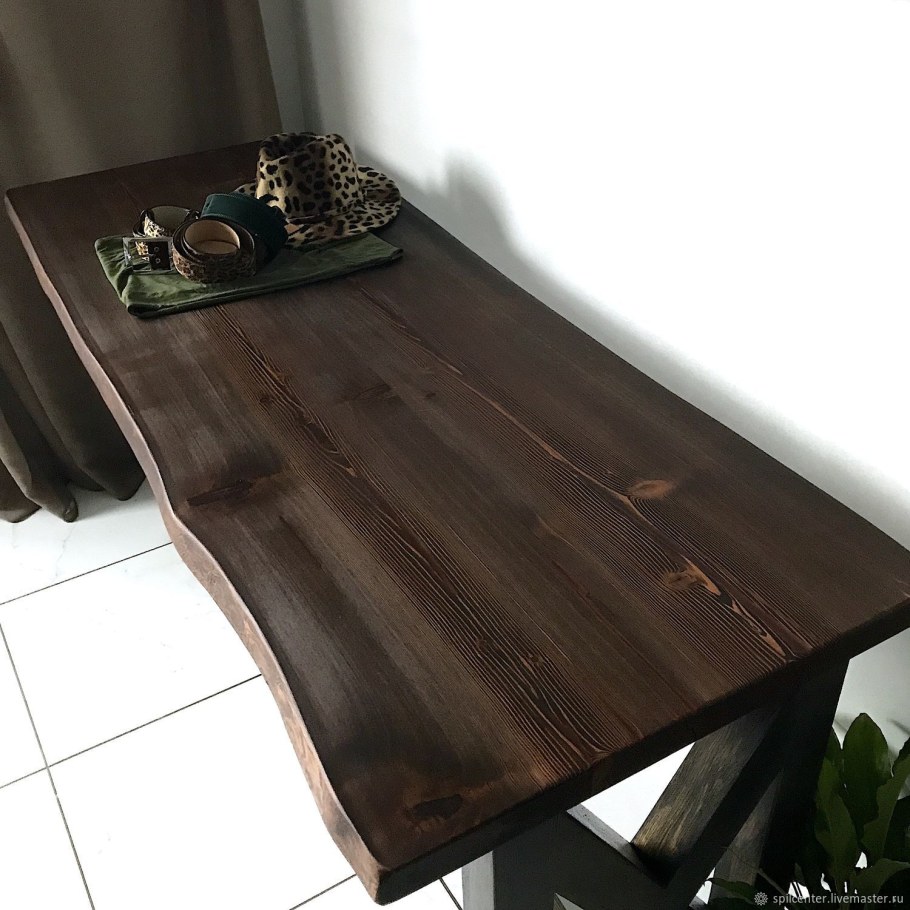 Письменный стол из металла и дерева