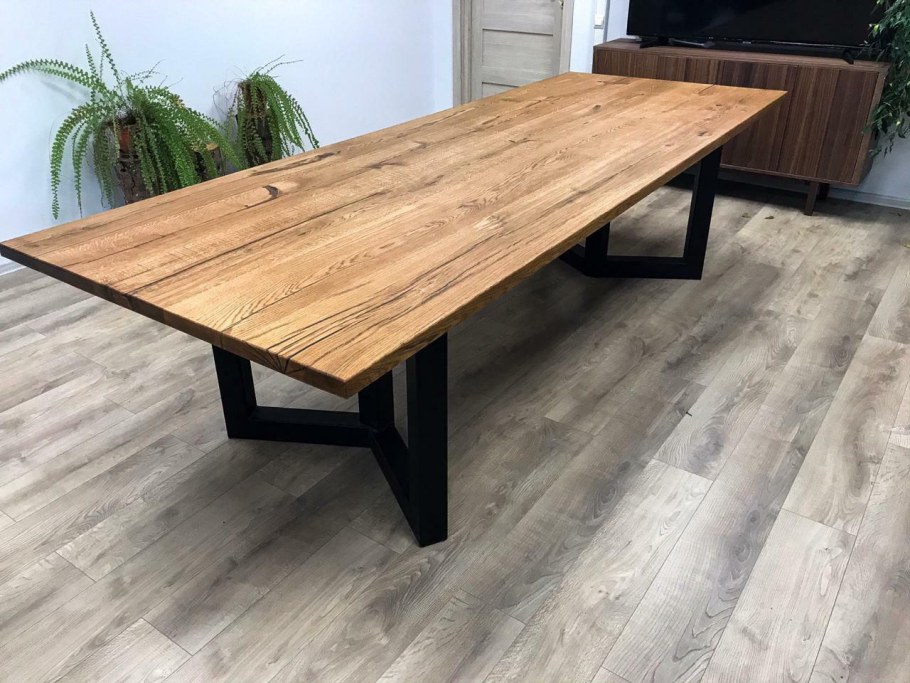 Деревянный стол с железными ножками