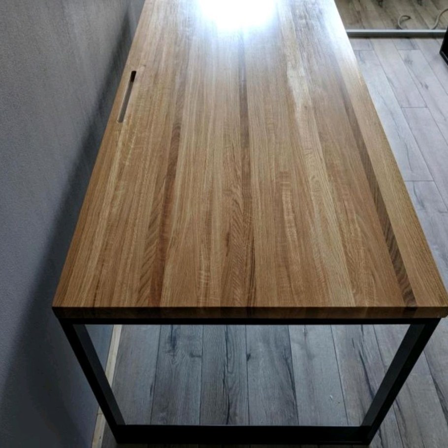 Стол с деревянной столешницей и ножкой