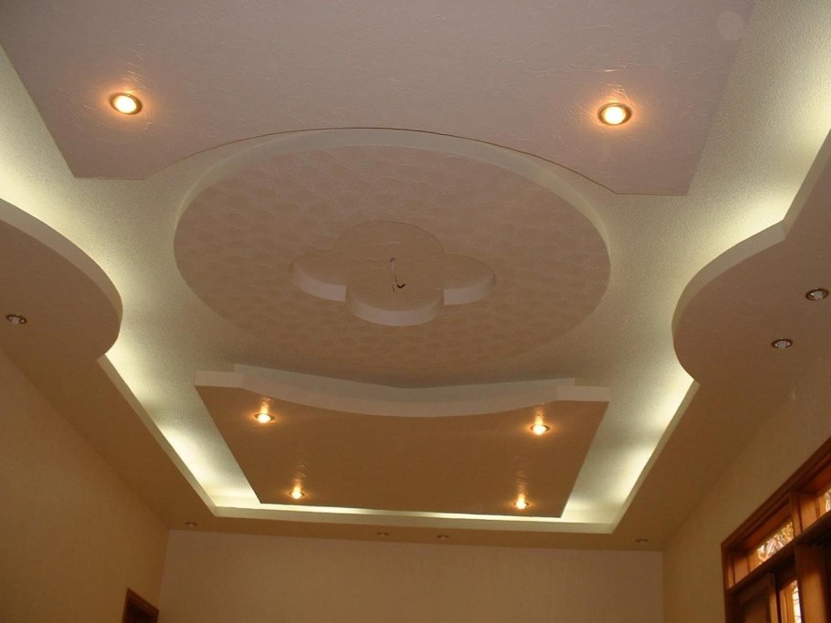 Фигурный гипсокартонный потолок
