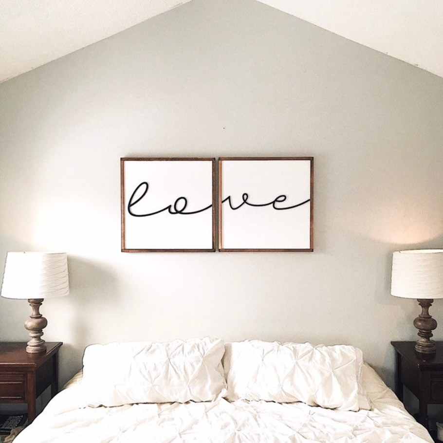 Рамки над кроватью в спальне