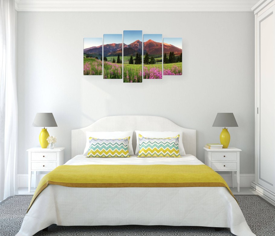 Модульная картина в изголовье кровати