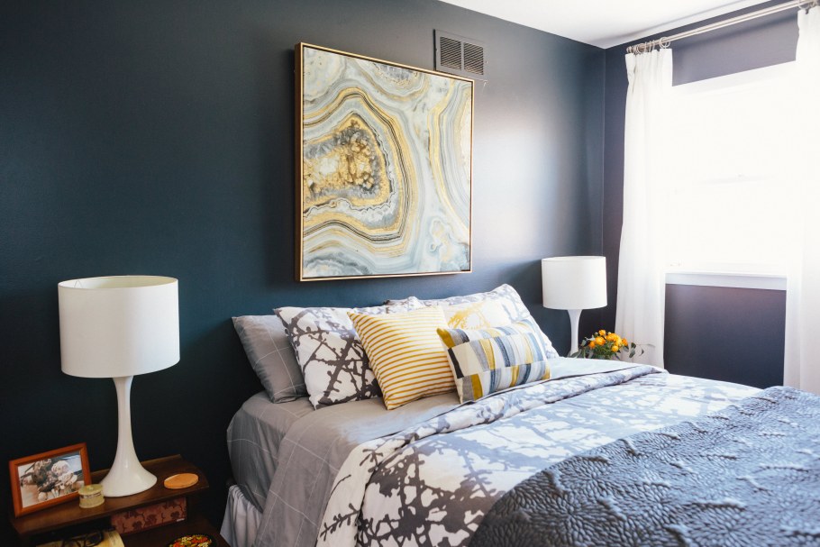 Декор стены над изголовьем кровати в спальне