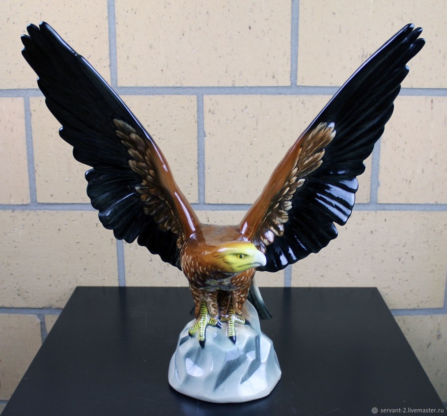 Фигура орла фарфор