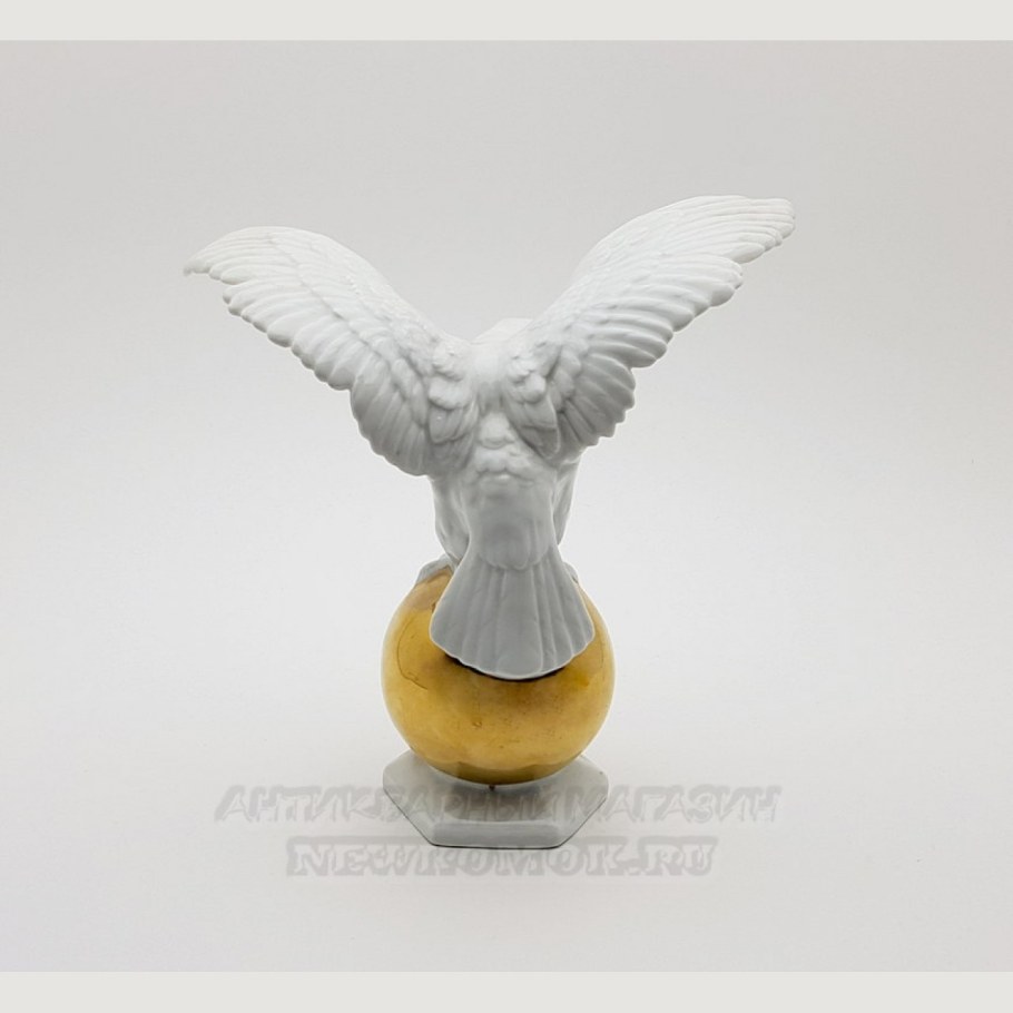 Фарфоровая немецкая стптуэтка Орел на шаре